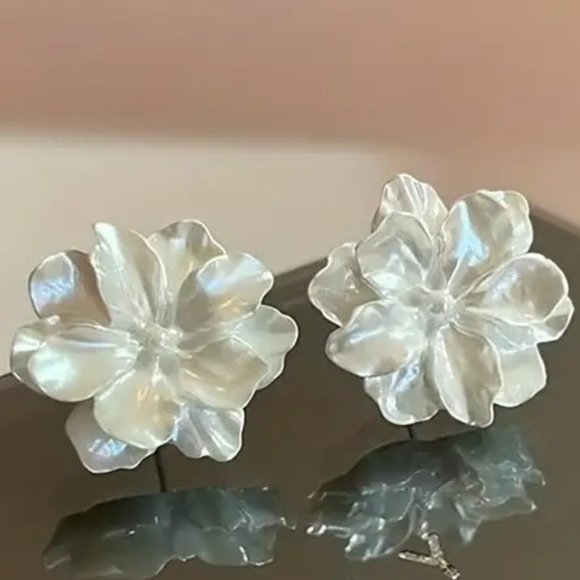 Earrings Large Exquisite White Flower Pearly Shine Ornaments Glam Statement New - Picture 1 of 5
